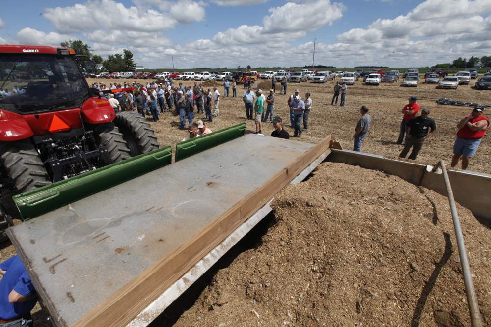 More than 200 farmers turned out for a manure symposium and demonstration at Union City. In response to a question, 84 percent agreed farm phosphorus loss is a problem for Ohio's surface water. CHRIS STEWART / STAFF
